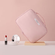 Borsa trucco rosa con manico, rossetto rosso, specchio e cipria su sfondo rosa. Accessori cosmetici eleganti e pratici per il viaggio.