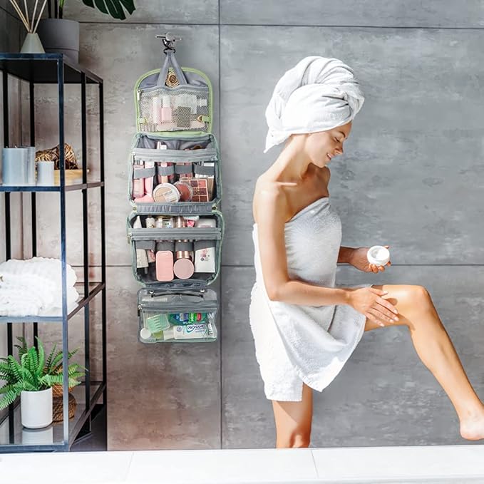 Donna in bagno applica crema corpo, accappatoio bianco, asciugamano in testa, scaffale con piante e asciugamani, organizer da viaggio appeso.