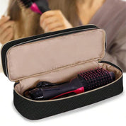 Spazzola ad aria calda in custodia nera aperta, ideale per asciugatura e styling capelli. Accessorio per capelli, design compatto e portatile.