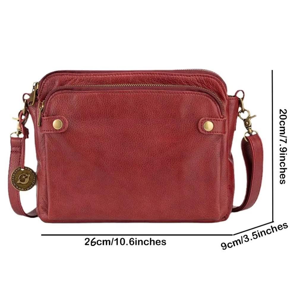 Borsa a tracolla in pelle rossa, dimensioni 26x20x9 cm, con tasche frontali e dettagli in metallo dorato. Accessorio moda donna elegante e pratico.