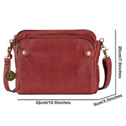 Borsa a tracolla in pelle rossa, dimensioni 26x20x9 cm, con tasche frontali e dettagli in metallo dorato. Accessorio moda donna elegante e pratico.