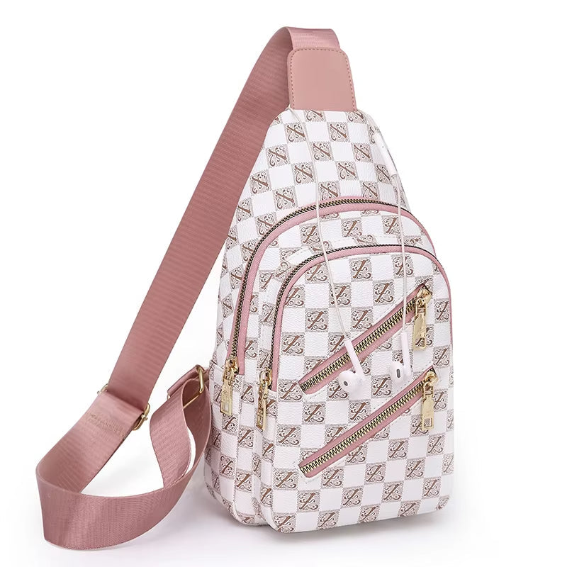 Zaino a tracolla bianco e rosa con motivo a scacchi, cerniere dorate e tasche multiple. Design elegante e pratico per moda e funzionalità.