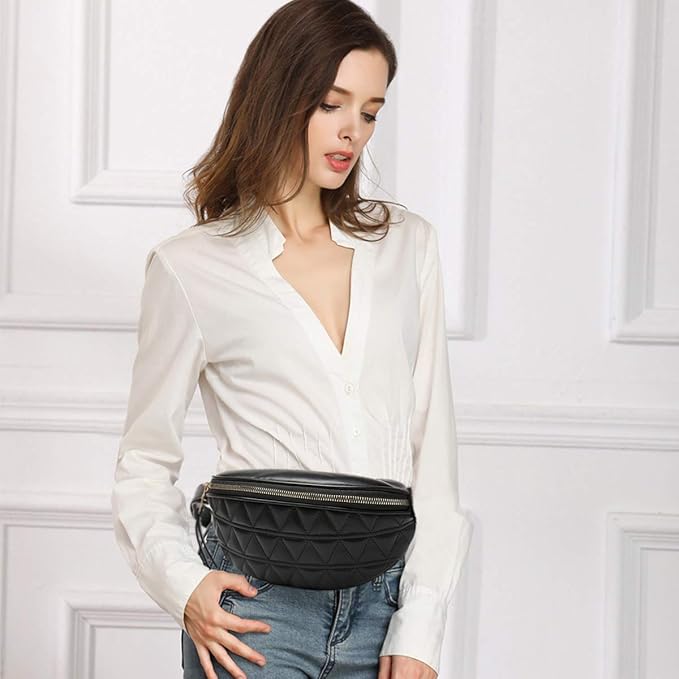 Donna con camicia bianca e jeans, indossa marsupio nero trapuntato. Accessorio moda elegante, ideale per look casual e pratico.