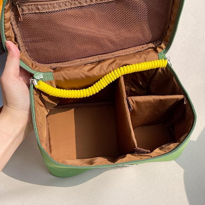 Zaino verde aperto con scomparti interni regolabili e tasca a rete marrone, ideale per organizzazione e trasporto. Accessorio versatile e pratico.