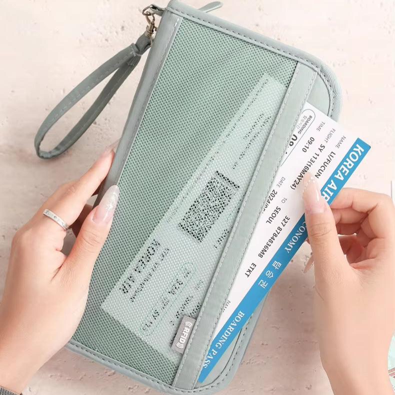 Portafoglio da viaggio verde con cerniera, tasca trasparente per biglietti aerei, cinturino da polso. Accessorio organizzativo elegante e funzionale.