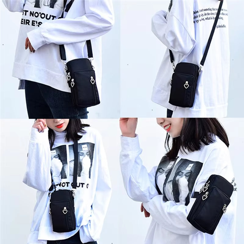 Borsa a tracolla nera unisex, compatta e moderna, indossata su maglia bianca con stampa grafica. Accessorio moda casual e versatile.