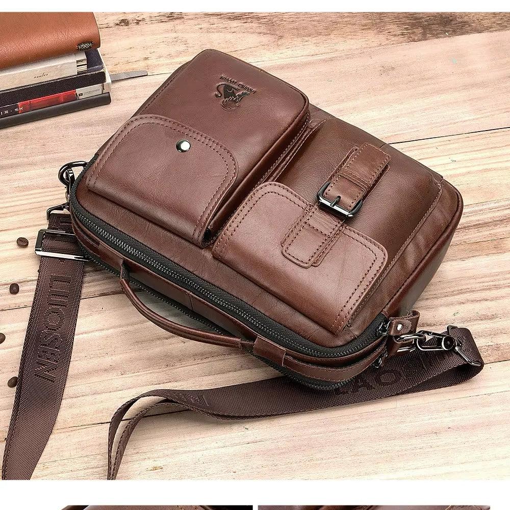 Borsa a tracolla in pelle marrone con tasche multiple, cerniere e cinturino regolabile. Design elegante e funzionale per uomo.