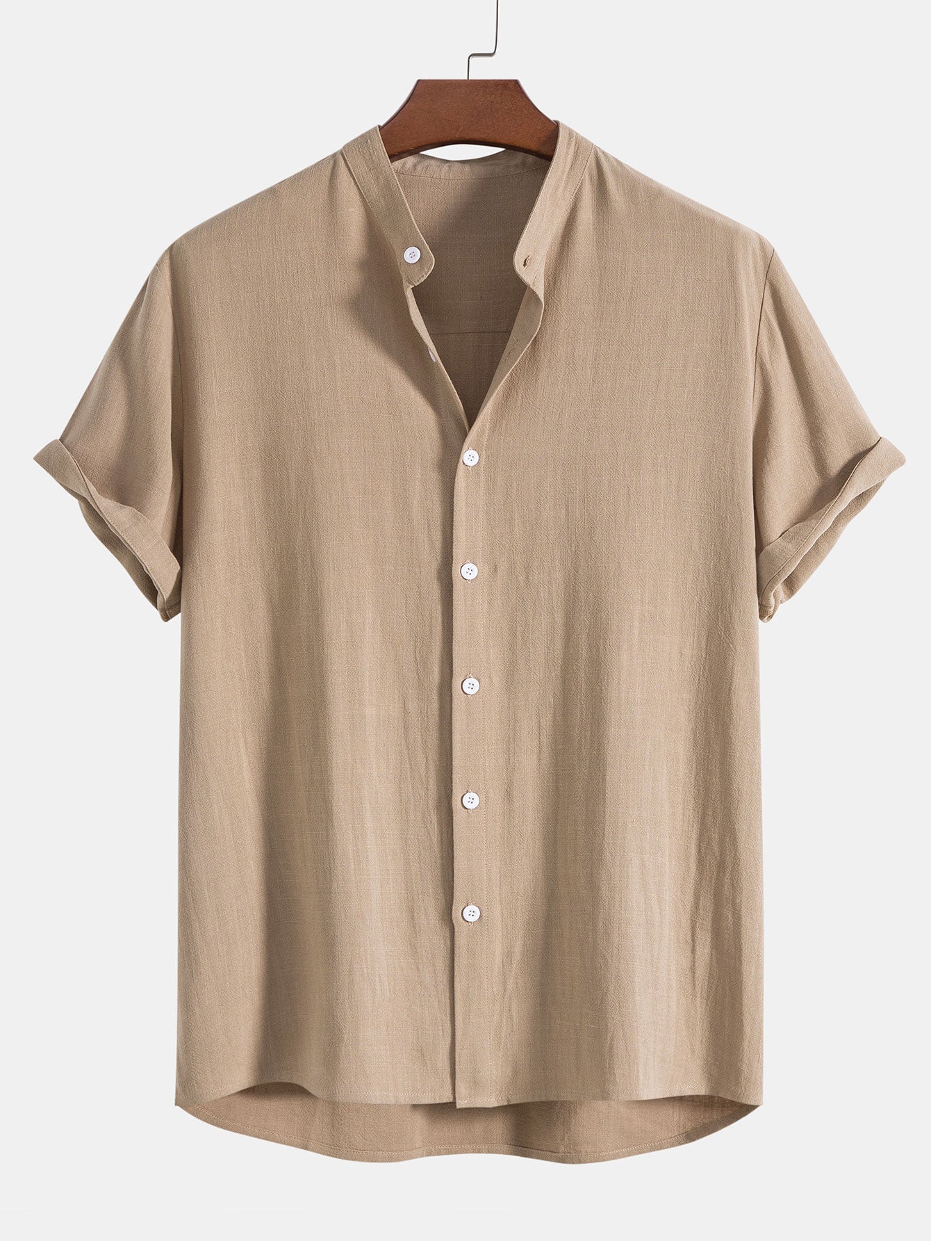 Camicia beige da uomo in lino, maniche corte, colletto alla coreana, bottoni bianchi, stile casual estivo, appesa su gruccia di legno.