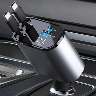 Caricatore auto USB-C e USB, display LED, doppia porta 2.4A, design compatto in metallo, ricarica rapida per smartphone e dispositivi elettronici.