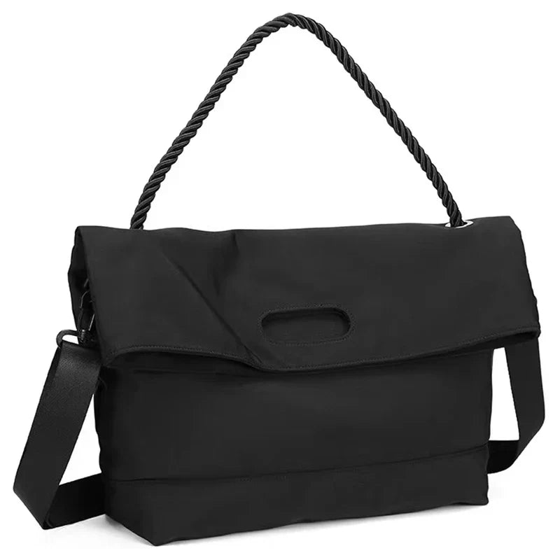 Borsa a tracolla nera elegante con manico intrecciato, design moderno e spazioso. Perfetta per lavoro e uso quotidiano. Accessorio moda versatile.