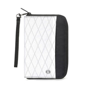 Portafoglio da viaggio RFID bianco e nero, design a rombi, chiusura zip, cinturino da polso. Protezione dati personali, accessorio elegante.