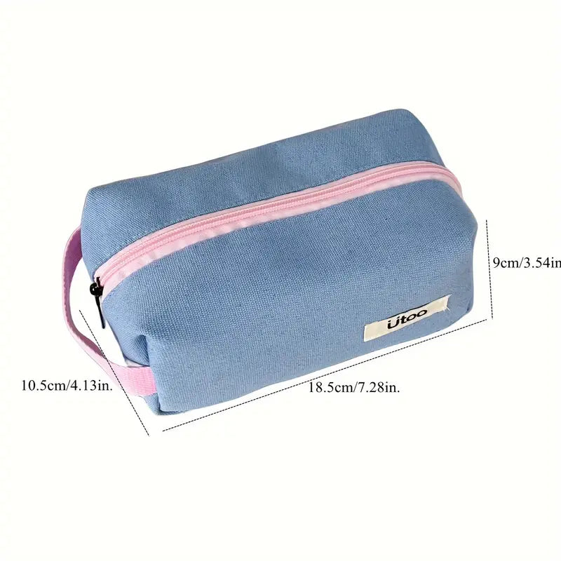 Astuccio da viaggio blu in tessuto con cerniera rosa, dimensioni 18,5x10,5x9 cm, ideale per cosmetici e accessori. Design compatto e pratico.