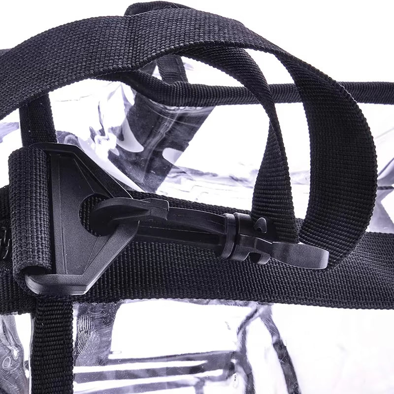 Zaino trasparente in PVC con cinghie nere regolabili e fibbia robusta. Ideale per scuola, lavoro, eventi sportivi. Resistente e pratico.