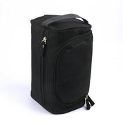 Borsa termica nera con cerniera, manico superiore e tasca frontale. Ideale per picnic, viaggi, e conservazione alimenti. Design compatto e funzionale.