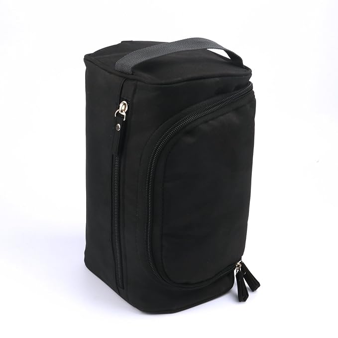 Borsa termica nera con cerniera, manico superiore e tasca frontale. Ideale per picnic, viaggi, e conservazione alimenti. Design compatto e funzionale.