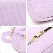 Borsa a tracolla in velluto a coste lilla con cerniera dorata, dettagli eleganti e manico robusto. Accessorio moda donna, stile casual chic.