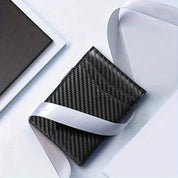 Portafoglio in fibra di carbonio nero con nastro bianco, design elegante e moderno, accessorio di moda per uomo, ideale per carte e contanti.