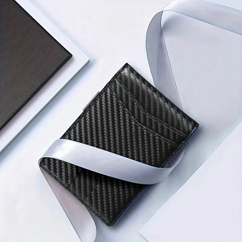 Portafoglio in fibra di carbonio nero con nastro bianco, design elegante e moderno, accessorio di moda per uomo, ideale per carte e contanti.