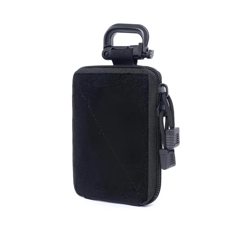 Custodia nera compatta con zip, moschettone e doppia chiusura, ideale per accessori elettronici. Design resistente e portatile.