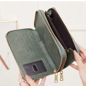Portafoglio donna in pelle verde con cerniera dorata, scomparti per carte, tasca portamonete e finestra ID. Elegante e funzionale accessorio moda.