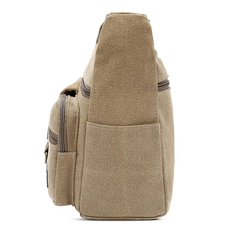 Zaino in tela beige, vista laterale, con tasche multiple e cerniere. Design casual, ideale per viaggi, scuola e uso quotidiano.