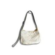 Borsa a tracolla bianca in tessuto, design minimalista, con cinturino regolabile grigio. Accessorio moda donna, stile casual ed elegante.