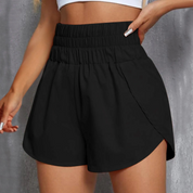 Shorts sportivi neri da donna con vita alta elasticizzata, design a pieghe, tessuto leggero. Ideali per fitness, yoga, allenamento.