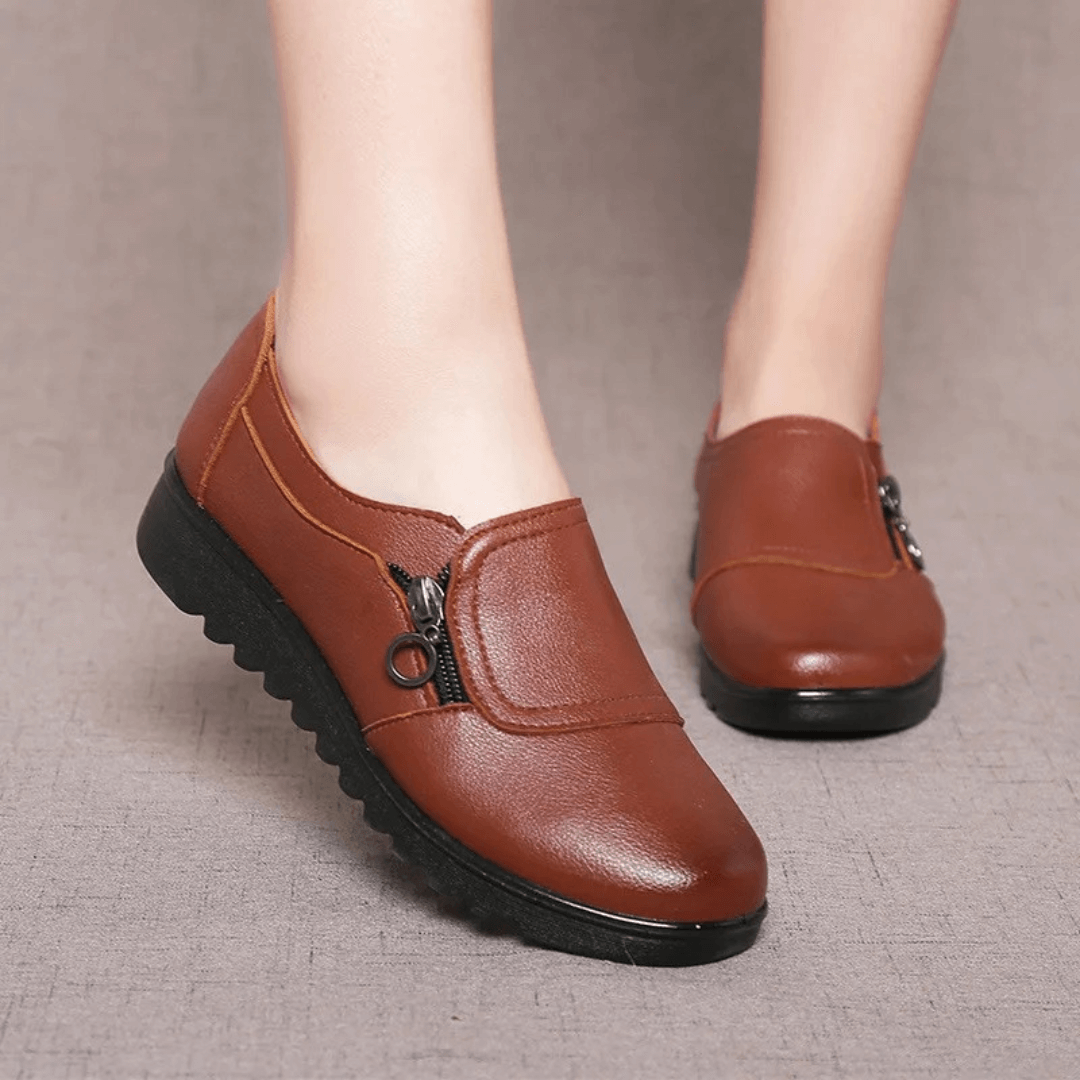 Scarpe da donna in pelle marrone con cerniera, suola antiscivolo nera, design casual elegante, ideali per l'autunno e l'inverno.