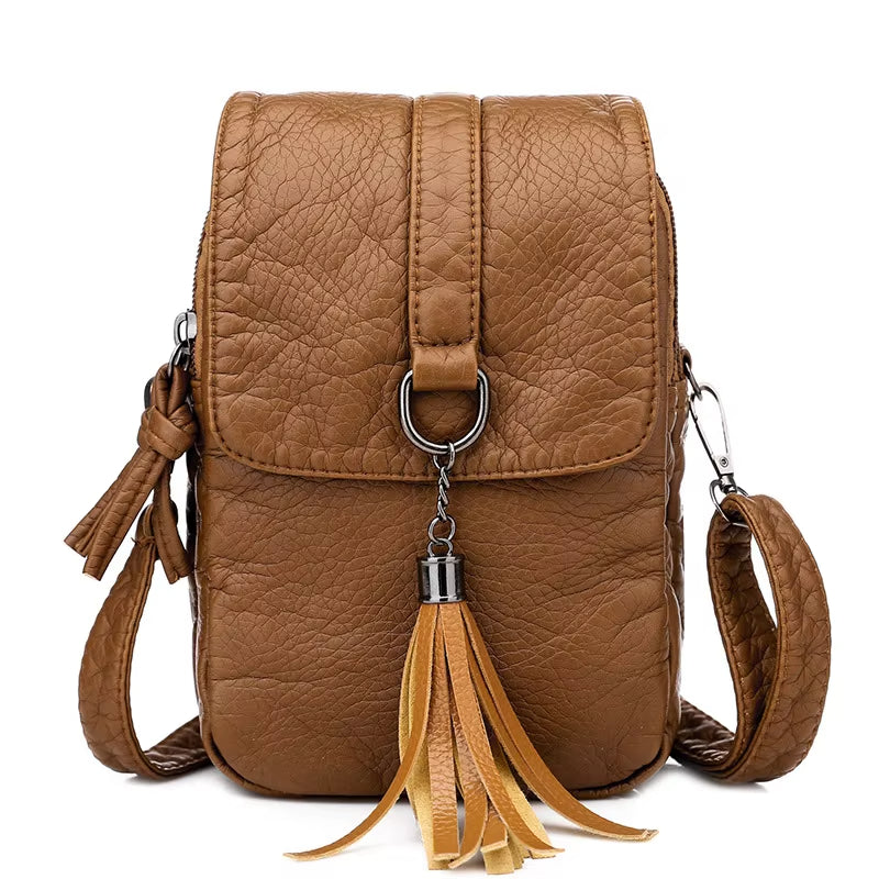 Borsa a tracolla in pelle marrone con nappina, design elegante e compatto, ideale per moda donna. Accessorio versatile per ogni occasione.