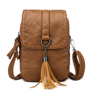 Borsa a tracolla in pelle marrone con nappina, design elegante e compatto, ideale per moda donna. Accessorio versatile per ogni occasione.
