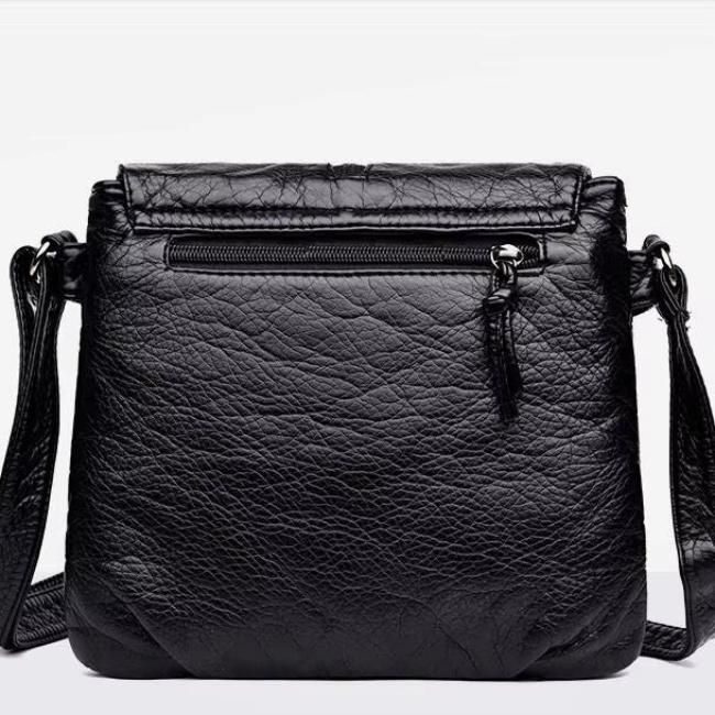 Borsa a tracolla in pelle nera con zip frontale, design elegante e moderno, ideale per donna. Accessorio moda versatile e di tendenza.