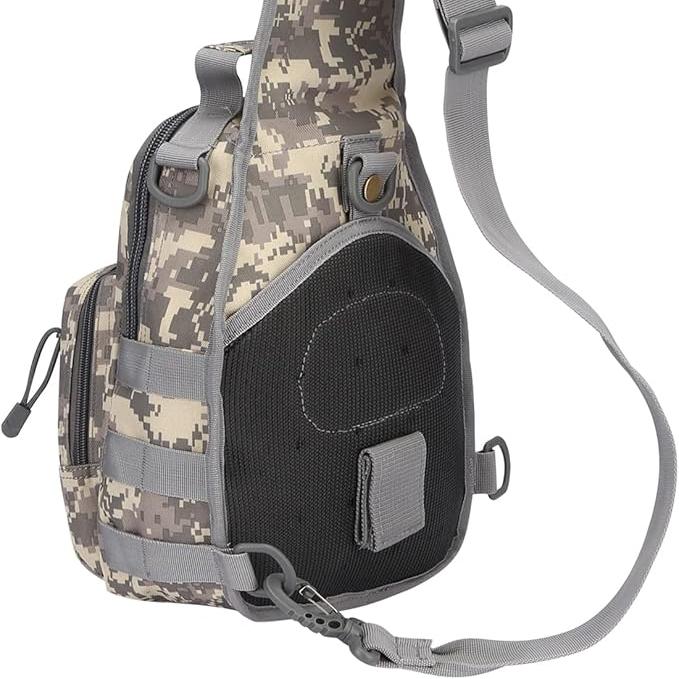 Zaino monospalla mimetico grigio, design compatto, tasche multiple, ideale per escursioni e attività all'aperto. Materiale resistente e leggero.