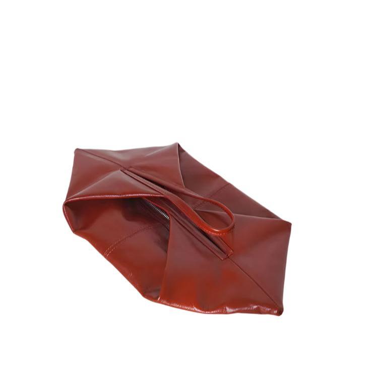 Borsa clutch in pelle rossa, design elegante e moderno, perfetta per eventi serali. Accessorio moda donna, stile sofisticato e chic.