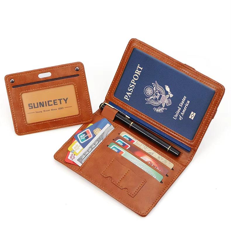 Portafoglio in pelle marrone con porta passaporto, carte di credito e penna. Design elegante e funzionale per viaggi e uso quotidiano.
