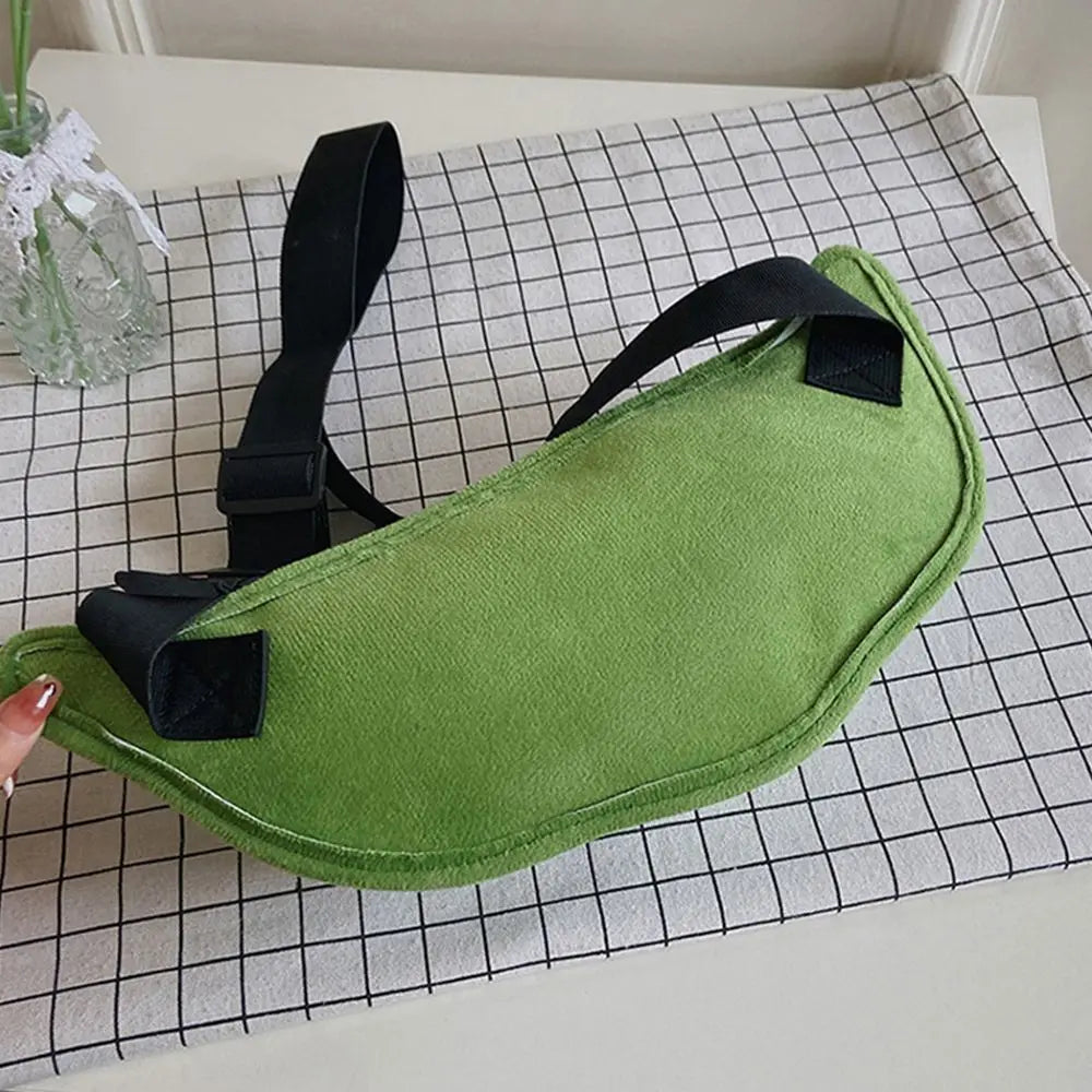 Borsa a tracolla verde a forma di banana su tovaglia a quadri, design moderno, accessorio moda unisex, ideale per shopping e viaggi.