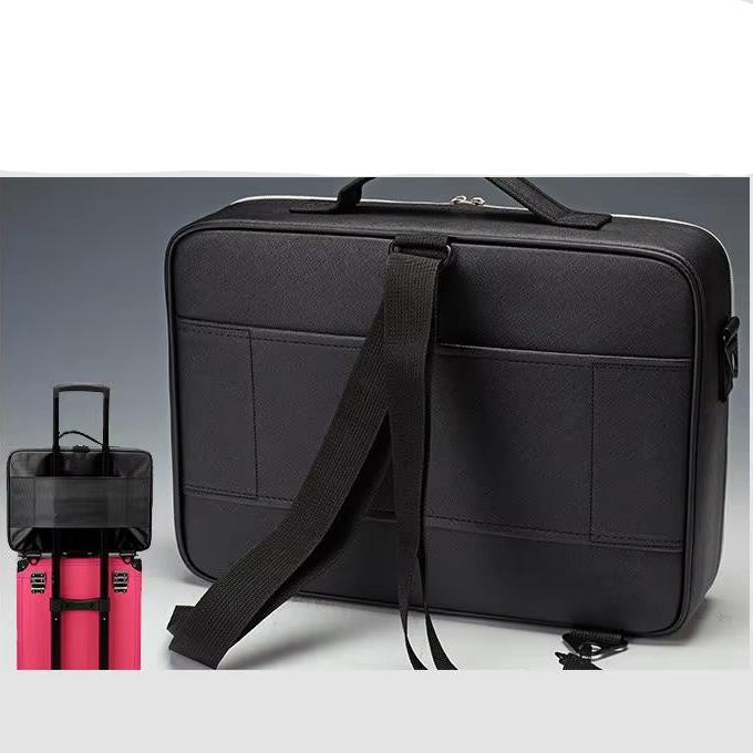 Custodia rigida nera per laptop con tracolla regolabile, compatibile con trolley. Design elegante e resistente, ideale per viaggi d'affari.