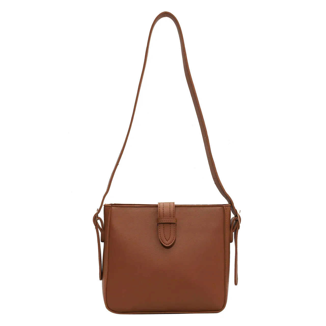Borsa a tracolla in pelle marrone, design minimalista, chiusura a patta, ideale per moda donna, accessorio elegante e versatile.