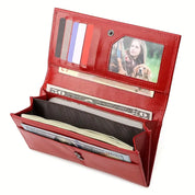 Portafoglio in pelle rossa aperto con scomparti per carte di credito, banconote e foto. Design elegante e funzionale per donna.