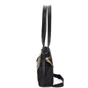 Borsa a tracolla nera in pelle, vista laterale, con manici lunghi e tasche multiple. Design elegante e funzionale per uso quotidiano.