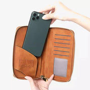Custodia portafoglio in pelle marrone con scomparti per carte e tasca per smartphone. Design elegante e funzionale per organizzazione quotidiana.