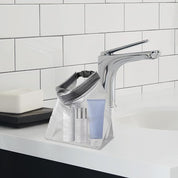 Borsa da toilette trasparente su lavandino bagno moderno, contenente flaconi cosmetici. Ideale per viaggi, organizzazione prodotti bellezza.