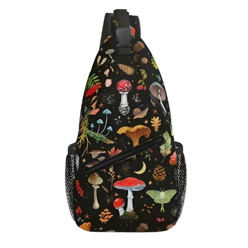 Zaino a tracolla nero con stampa di funghi colorati, tasca frontale con cerniera, tasche laterali in rete. Design unico, moda outdoor.