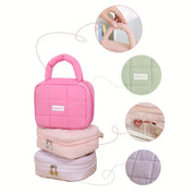 Borsa termica rosa trapuntata con manico, dettagli in primo piano di cuciture e chiusura. Design elegante e funzionale per il trasporto di alimenti.