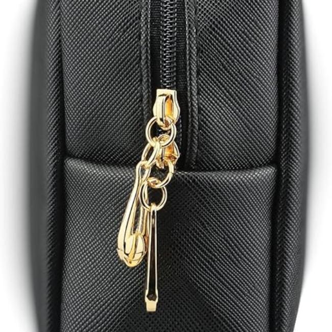 Borsa a tracolla nera in pelle con cerniera dorata, design elegante e moderno, ideale per donna, accessorio moda, alta qualità.