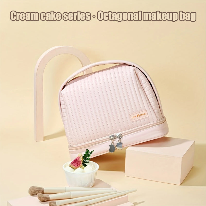 Borsa trucco ottagonale rosa, design a righe, con zip, su sfondo beige. Include pennelli e dessert decorativo. Accessorio cosmetico elegante.