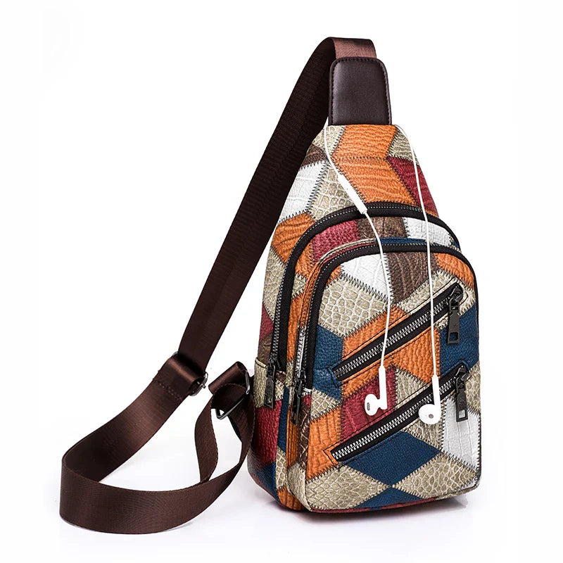 Zaino a tracolla multicolore in tessuto patchwork, design geometrico, con cerniere multiple e tasca per auricolari. Ideale per moda urbana.