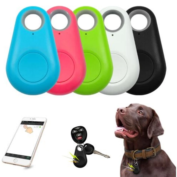 Cinque localizzatori Bluetooth colorati per chiavi e animali domestici, con app smartphone. Dispositivi in blu, rosa, verde, bianco e nero.