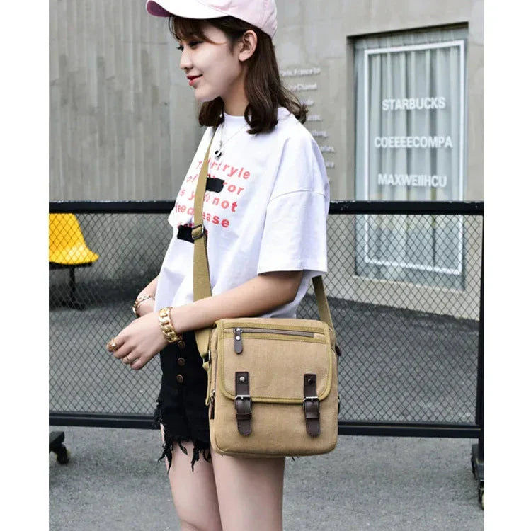 Giovane donna con borsa a tracolla beige, indossa cappellino rosa e t-shirt bianca. Moda casual estiva, look urbano.