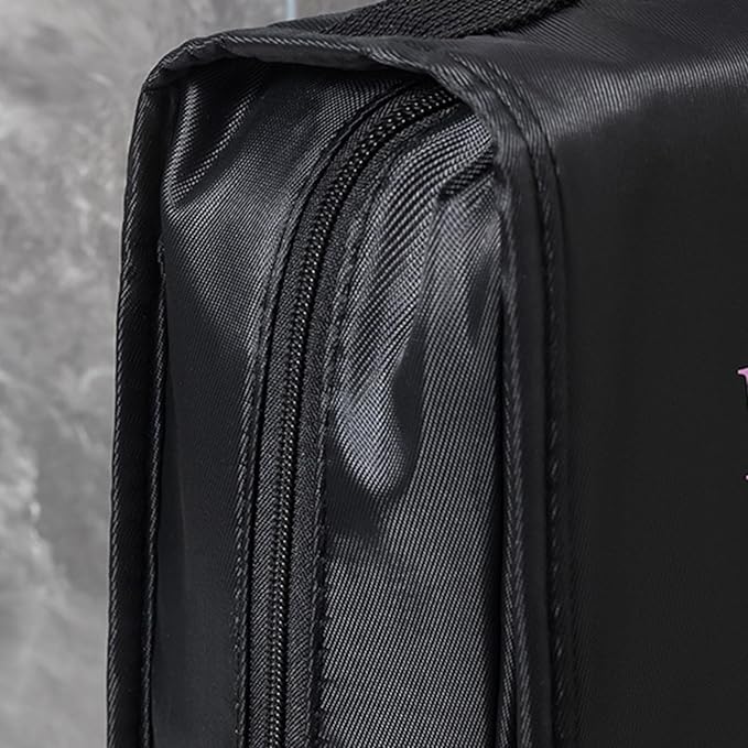 Custodia rigida nera per accessori, con cerniera resistente e design elegante. Ideale per viaggi, protezione e organizzazione.