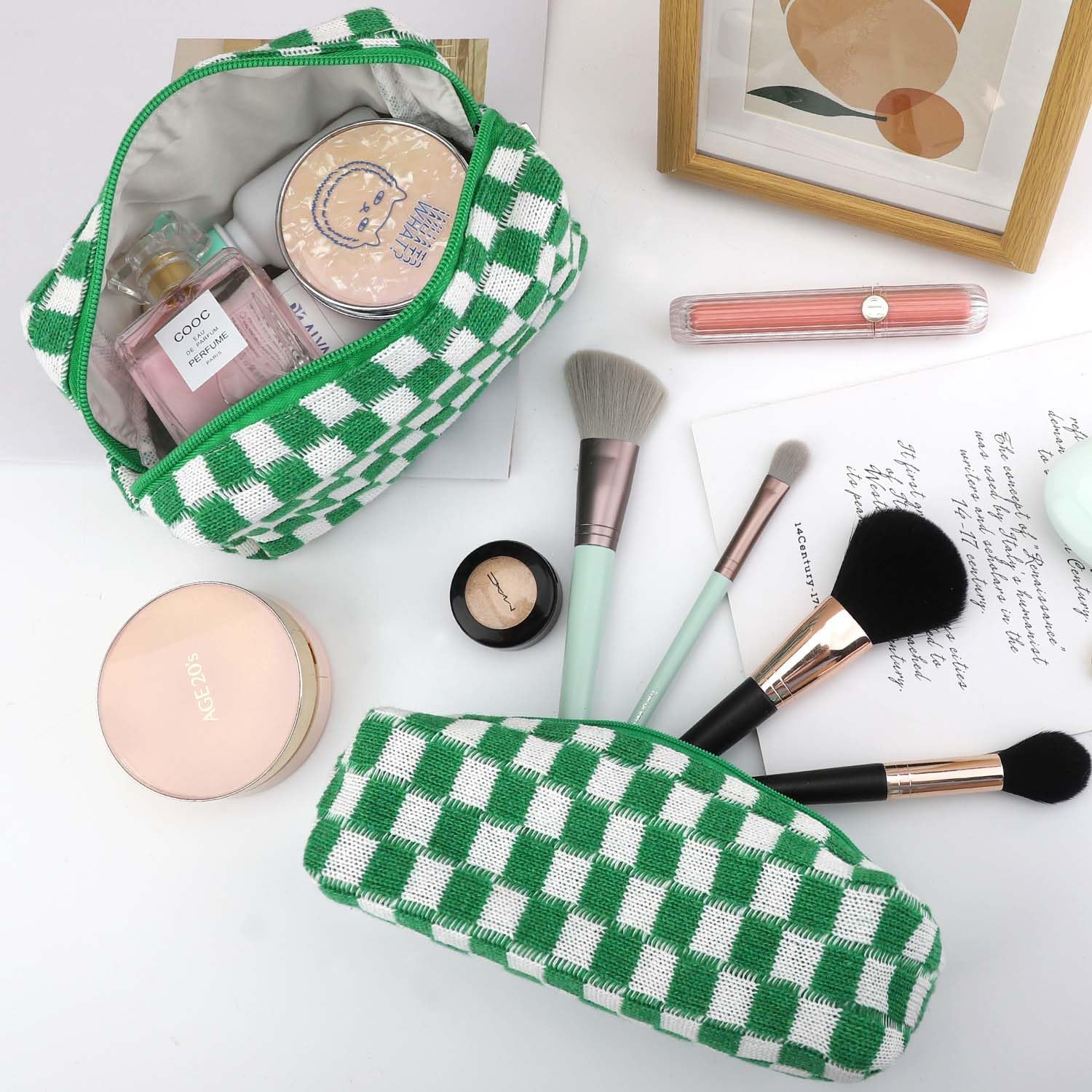 Set di borse trucco a scacchi verdi e bianche con pennelli cosmetici, cipria, profumo e specchio. Accessori beauty eleganti e funzionali.